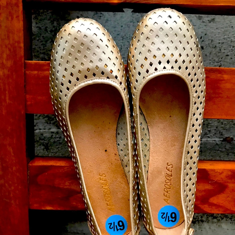 Aerosols metallic gold perforated flats